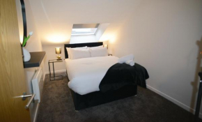 Stylish Liverpool Retreat - 2-Bed with Sofa Bed, Sleeps 6 - Perfect for Families & Friends